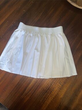 Pleated White Mini Skirt with Elastic Waistband